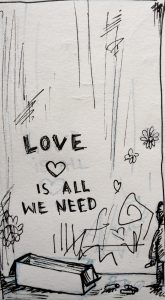 Auf einer Wand direkt beim Eingang steht mit roter Kreide gemalt: LOVE IS ALL WE NEED. Diesen Schriftzug kennen wir auch aus Kalochori